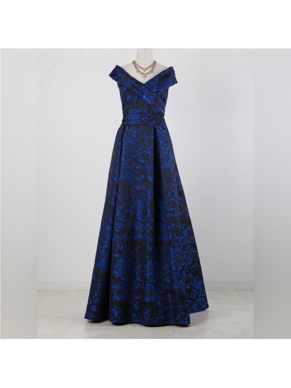 Carmen Marc Valvo Infusion
Women's Portrait Collar Brocade
Ball Gown. Size 12